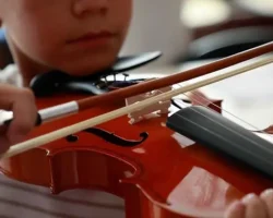 Başkan Çerçioğlu ile Aydınlı minikler keman öğreniyor