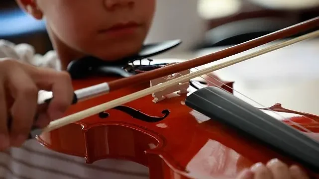 Başkan Çerçioğlu ile Aydınlı minikler keman öğreniyor
