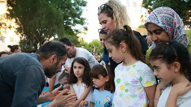 Bayraklı Sokak Festivali’nde çocuklar doyasıya eğlendi