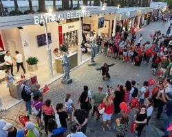 Bayraklı standında Zafer Bayramı coşkusu