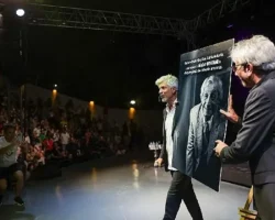 Buca Zeki & Metin sahnesinin uzun süren sessizliği alkışlarla bozuldu
