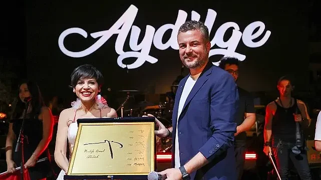 Buca’da Zafer Bayramı coşkusu Aydilge konseri ile taçlandı