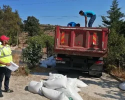 Büyükşehir’den üreticiye tavuk yemi ve ekipman desteği