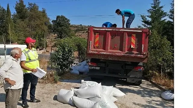 Büyükşehir’den üreticiye tavuk yemi ve ekipman desteği