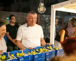 Dalında Kuruyan Bardacığı Belediye Aldı Halka Ücretsiz Dağıttı