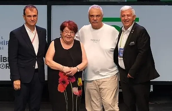 Halil Ergün ve Defne Yalnız’a ‘Yaşam Boyu Başarı Ödülü’ verildi