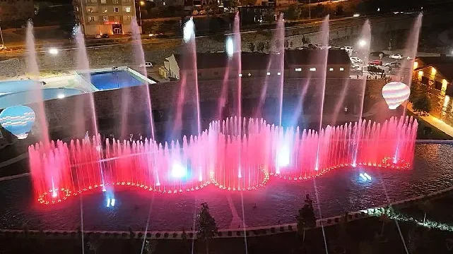 Kapadokya Su ve Işık Sahnesi Gösteri Havuzu Muhteşem Bir Programla Açıldı