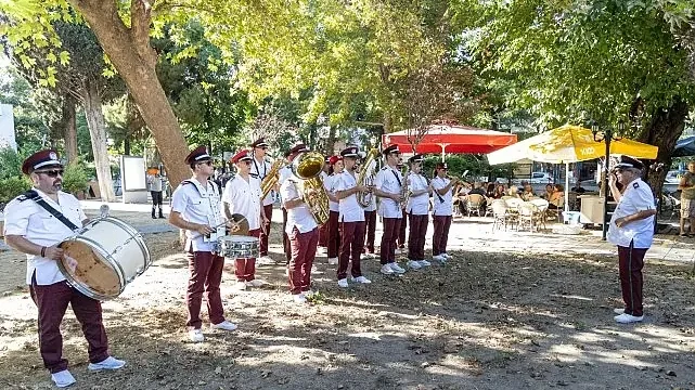 Karşıyaka Belediye Bandosu’ndan sokak konserleri