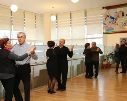 Karşıyaka Belediyesi’nden ücretsiz salon dansları kursu