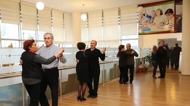 Karşıyaka Belediyesi’nden ücretsiz salon dansları kursu