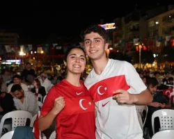 Ay-Yıldızlı coşku meydana sığmadı