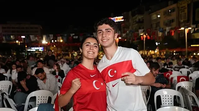 Ay-Yıldızlı coşku meydana sığmadı