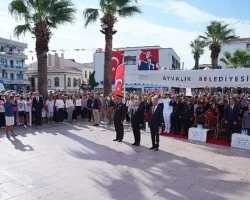 Ayvalık’ın düşman işgalinden kurtuluşunun 103. yılı, Cumhuriyet Meydanı’nda düzenlenen etkinliklerle coşkuyla kutlandı.