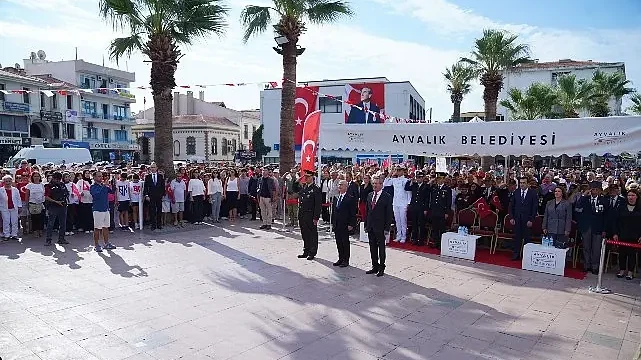 Ayvalık’ın düşman işgalinden kurtuluşunun 103. yılı, Cumhuriyet Meydanı’nda düzenlenen etkinliklerle coşkuyla kutlandı.