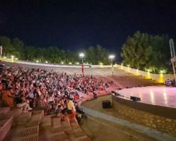 Bucalı çocuklar Başkan Görkem Dumanla film izledi