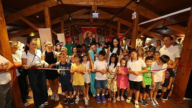 Efes Selçuk’un çocuklarından barış çizgileri