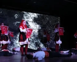 İnegöl’ün Kurtuluşunun 103 Yıllık Hikayesi Sahnede Sergilendi