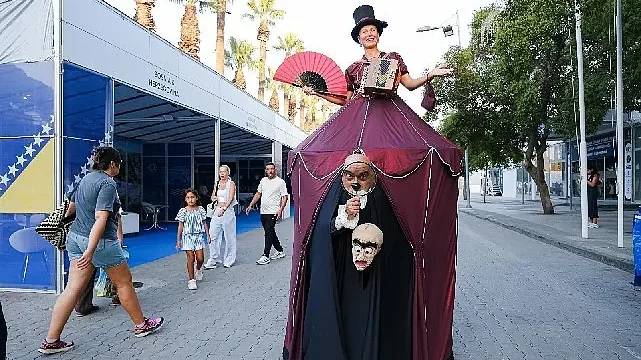 İzmir Enternasyonal Fuarı’nda uluslararası sokak gösterileri büyük ilgi görüyor