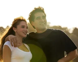 Mert Ramazan Demir ve Miray Daner’i Başrollerinde Buluşturan ‘Bize Bi’Şey Olmaz’ Dizisinden İlk Kare Yayınlandı