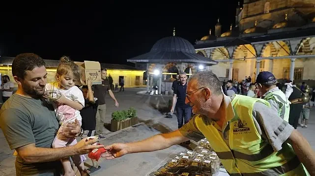Mevlit Gecesi’nde Kandil Simidi ve Şerbet Dağıtıldı