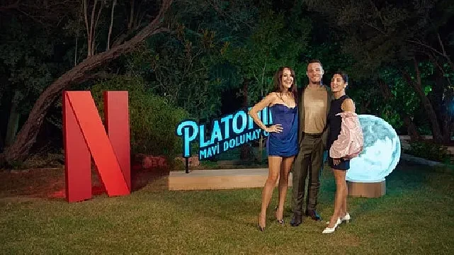 Netfilix, Gupse Özay imzalı yeni dizisi Platonik: Mavi Dolunay Otel’in lansmanını Çeşme’de renkli bir etkinlikle kutladı