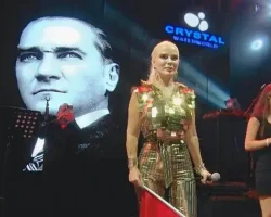 Ömür Gedik konserinde 4 bin Türk bayrağı dağıtıldı