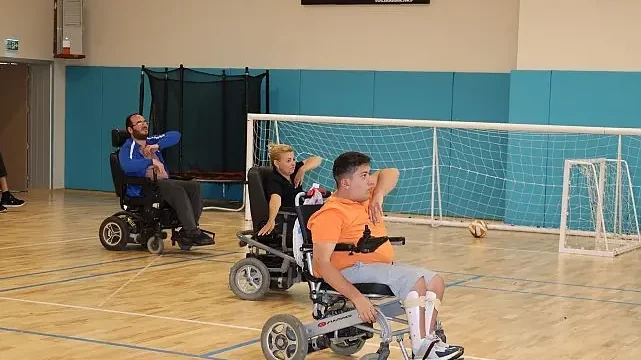 Tekerlekli sandalyeli zeybek ekibi sahneye çıkıyor