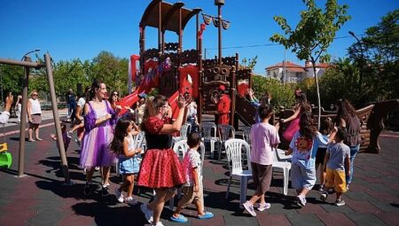 Çeşme’de yenilenen parklarda yaz boyu şenlik var