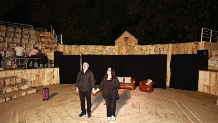 Efes Selçuk Belediye Tiyatrosu “Haybeden Gerçeküstü Aşk” ile İzleyiciden Tam Not Aldı