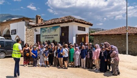 Kültür gezileriyle İzmir’i keşfettiler