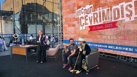 “Mecnun Çevrim Dışı” ile tiyatro heyecanı başlıyor