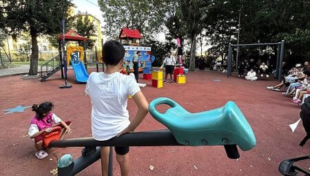 Çocuk tiyatroları yaz akşamlarını renklendirmeye devam ediyor
