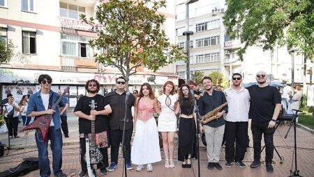 Kadıköy’ün Sokakları Gençlerin Müziğiyle Şenleniyor