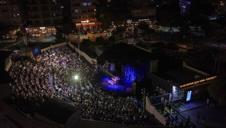 Şafak Sezer’in Yeni Oyunu “Karanlıkta Kumpas” Aliağa’da Perde Açtı